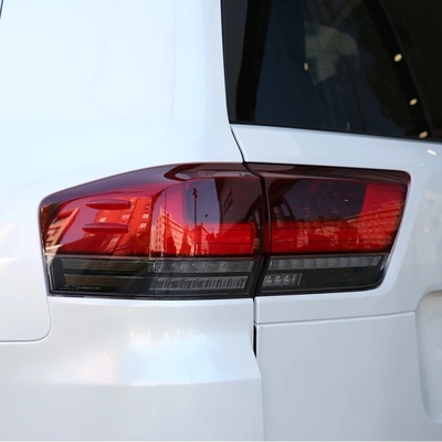 Land Cruiser LC300 με φώτα LED πίσω και φώτα σήματος πέδησης 2022